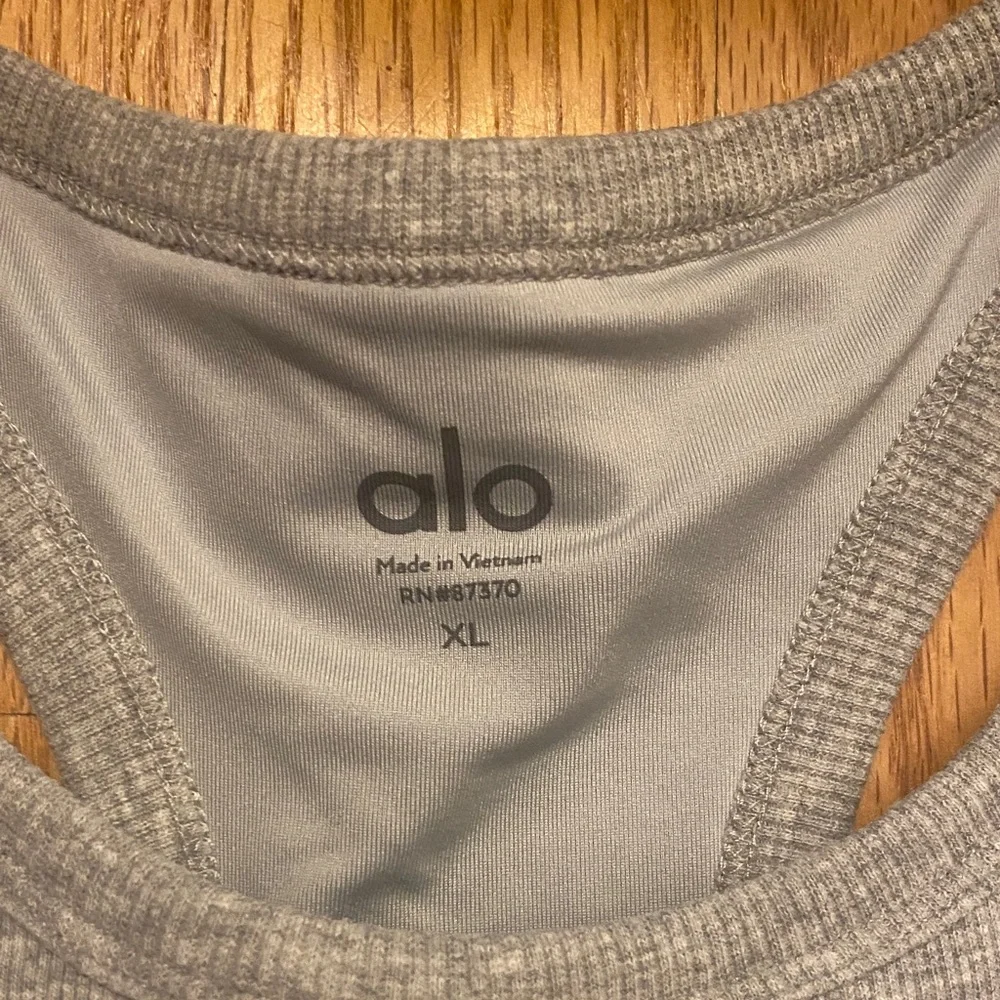 ALO Yoga Women's XL tank with built in bra - Picture 2 of 4
